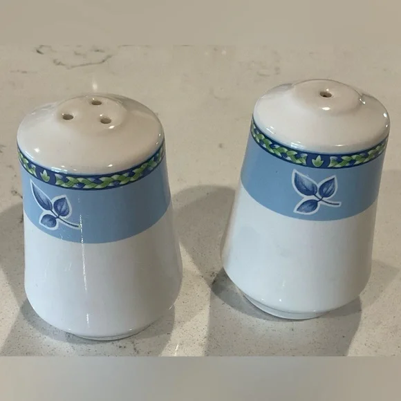 Salt & Pepper shakers CountryGate by Enesco. Great condition no stoppers - Picture 1 of 5